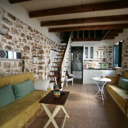 Christina'S Stone Cottage 카시오피 외부 사진